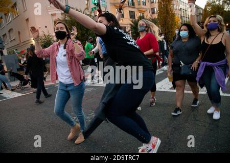 Washington, États-Unis. 07th nov. 2020. Des foules se rassemblent au milieu des milliers de Black Lives Matter Plaza pour célébrer la déclaration de l'ancien vice-président Joe Biden et du sénateur Kamala Harris en tant que gagnants de l'élection présidentielle de 2020, à Washington, DC, le 7 novembre 2020, dans le contexte de la pandémie du coronavirus. Après que l'Associated Press ait déclaré la Pennsylvanie et le Nevada pour Biden et Harris, obtenant 270 votes au collège électoral, des célébrations impromptues ont éclaté alors que le président Trump refusait de concéder la défaite. (Graeme Sloan/Sipa USA) Credit: SIPA USA/Alay Live News Banque D'Images