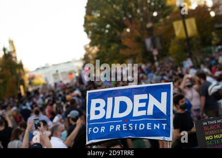 Washington, États-Unis. 07th nov. 2020. Des foules se rassemblent au milieu des milliers de Black Lives Matter Plaza pour célébrer la déclaration de l'ancien vice-président Joe Biden et du sénateur Kamala Harris en tant que gagnants de l'élection présidentielle de 2020, à Washington, DC, le 7 novembre 2020, dans le contexte de la pandémie du coronavirus. Après que l'Associated Press ait déclaré la Pennsylvanie et le Nevada pour Biden et Harris, obtenant 270 votes au collège électoral, des célébrations impromptues ont éclaté alors que le président Trump refusait de concéder la défaite. (Graeme Sloan/Sipa USA) Credit: SIPA USA/Alay Live News Banque D'Images