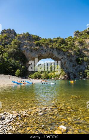 Vue aérienne de Narural arch à Vallon Pont d'arc en Ardèche canyon en France Banque D'Images