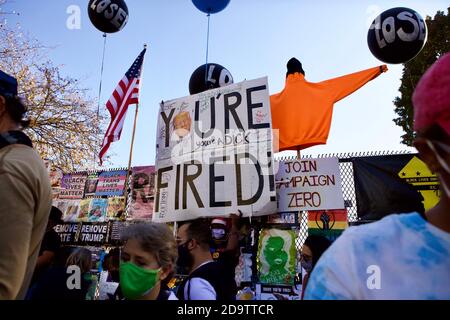 Washington, DC, Etats-Unis, 7 novembre 2020. Sur la photo : un fervent adversaire de Trump avait un énorme signe qui disait « vous êtes tiré ! » À Lafayette Square, à l'un des plus grands partis de rue de l'histoire de la ville majoritairement démocrate. Des milliers de Washingtoniens et de partisans de Biden / Harris sont venus à la Maison Blanche / Black Lives Matter Plaza et à d'autres endroits du centre-ville pour célébrer la victoire de Biden sur Trump et l'élection de la première vice-présidente féminine dans l'histoire du pays. Crédit : Allison C Bailey/Alay Live News Banque D'Images