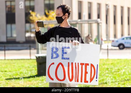 Washington DC, États-Unis, 11/06/2020: Après les élections, les manifestants anti-Trump font des manifestations près de la Maison Blanche. Un jeune homme tient une bannière qui dit Banque D'Images