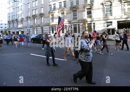 Washington, DC, États-Unis. 7 novembre 2020. Les gens célèbrent alors que Joe Biden est annoncé vainqueur de l'élection et prochain président des États-Unis le 7 novembre 2020 à Washington, DC crédit: Mpi34/Media Punch/Alamy Live News Banque D'Images