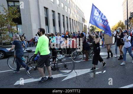 Washington, DC, États-Unis. 7 novembre 2020. Les gens célèbrent alors que Joe Biden est annoncé vainqueur de l'élection et prochain président des États-Unis le 7 novembre 2020 à Washington, DC crédit: Mpi34/Media Punch/Alamy Live News Banque D'Images