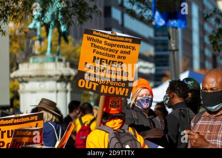 Washington DC, États-Unis, 11/06/2020: Après les élections, les manifestants anti-Trump organisent des manifestations sur Black Lives Matter Plaza, près de la Maison Blanche. Une femme je Banque D'Images