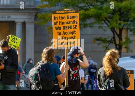 Washington DC, États-Unis, 11/06/2020: Après les élections, les manifestants anti-Trump font des manifestations près de la Maison Blanche. Une femme tient une bannière disant Banque D'Images