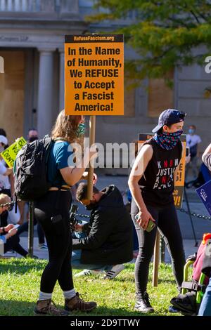 Washington DC, États-Unis, 11/06/2020: Après les élections, les manifestants anti-Trump font des manifestations près de la Maison Blanche. Une femme tient une bannière disant Banque D'Images