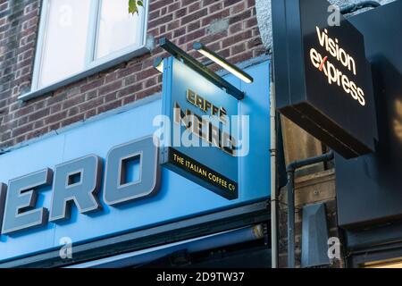 LONDRES, ANGLETERRE - 7 NOVEMBRE 2020 : une succursale de café Caffè Nero à Ruislip, Londres, pendant la pandémie de confinement de COVID-19 2.0 - 027 Banque D'Images