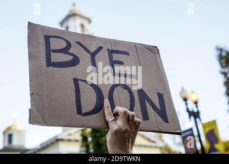 Washington, États-Unis. 07th nov. 2020. Les gens se réunissent à Black Lives Matter Plaza pour célébrer la victoire de l'ancien vice-président Joe Biden sur le président Donald Trump à Washington, DC, le samedi 7 novembre 2020. Quatre jours après l'élection, plusieurs médias ont déclaré le billet Biden-Harris vainqueur de l'élection américaine de 2020. Photo de Leigh Vogel/UPI crédit: UPI/Alay Live News Banque D'Images