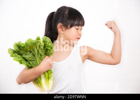 L'image d'une fille asiatique tenant une grande salade verte de laitue romaine pour la santé et le bien-être pour un fond blanc. Banque D'Images