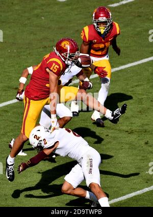 Los Angeles, Californie, États-Unis. 7 novembre 2020. L'USC Trojans Wide Receiver Drake Londres #15 haies Arizona State Sun Devils défensive back DeAndre Pierce #2 en action pendant le deuxième trimestre le NCAA football jeu entre les USC Trojans et l'Arizona State Sun Devils au Colisée. Crédit : csm/Alay Live News Banque D'Images