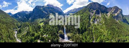 Vue panoramique aérienne de Cascade du Rouget (chutes d'eau de Rouget) À Sixt-fer-a-cheval en haute-Savoie France Banque D'Images