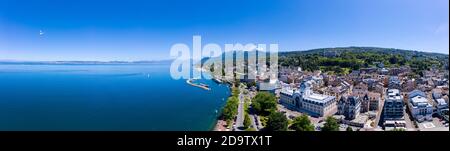 Vue aérienne d'Evian (Evian-les-bains) en haute-Savoie en France Banque D'Images