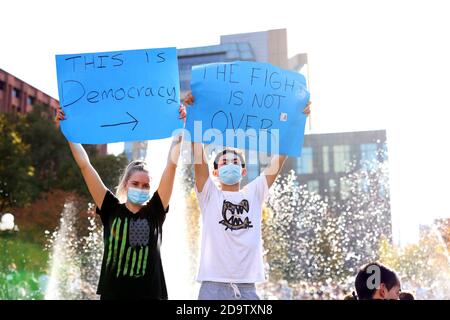 New York, New York, États-Unis. 7 novembre 2020. Élection présidentielle AMÉRICAINE. Personnes célébrant dans le Washington Square Park de New York après l'élection du vice-président Joseph Biden au poste de 46e président des États-Unis. Biden a gagné l'État de Pennsylvanie pour amener son total électoral au-dessus du seuil de vote du Collège électoral de 270 pour capturer la présidence. Crédit : Adam Stoltman/Alamy Live News Banque D'Images