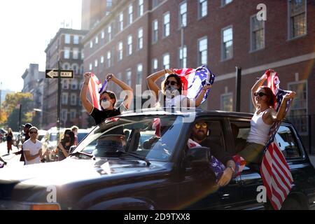 New York, New York, États-Unis. 7 novembre 2020. Élection présidentielle AMÉRICAINE. Personnes célébrant dans le Washington Square Park de New York après l'élection du vice-président Joseph Biden au poste de 46e président des États-Unis. Biden a gagné l'État de Pennsylvanie pour amener son total électoral au-dessus du seuil de vote du Collège électoral de 270 pour capturer la présidence. Crédit : Adam Stoltman/Alamy Live News Banque D'Images