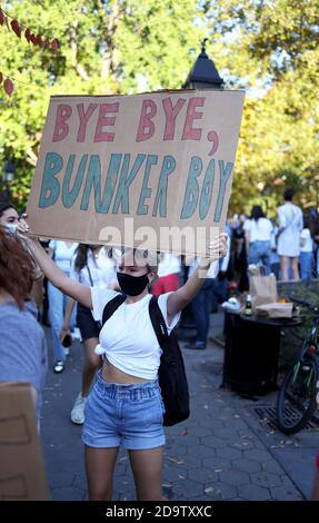 New York, New York, États-Unis. 7 novembre 2020. Élection présidentielle AMÉRICAINE. Personnes célébrant dans le Washington Square Park de New York après l'élection du vice-président Joseph Biden au poste de 46e président des États-Unis. Biden a gagné l'État de Pennsylvanie pour amener son total électoral au-dessus du seuil de vote du Collège électoral de 270 pour capturer la présidence. Crédit : Adam Stoltman/Alamy Live News Banque D'Images
