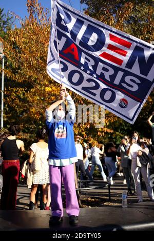 New York, New York, États-Unis. 7 novembre 2020. Élection présidentielle AMÉRICAINE. Personnes célébrant dans le Washington Square Park de New York après l'élection du vice-président Joseph Biden au poste de 46e président des États-Unis. Biden a gagné l'État de Pennsylvanie pour amener son total électoral au-dessus du seuil de vote du Collège électoral de 270 pour capturer la présidence. Crédit : Adam Stoltman/Alamy Live News Banque D'Images