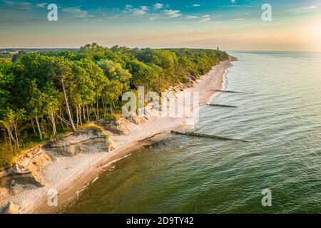 Coucher de soleil sur la mer Baltique en été, vue aérienne de la Pologne Banque D'Images