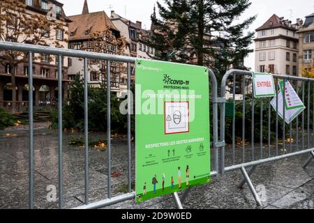 Strasbourg, France - 13 novembre 2020 : masque obligatoire portant sur le panneau de la place centrale près de l'installation d'arbres de Noël sur la place centrale Kleber pour les prochaines vacances d'hiver Banque D'Images