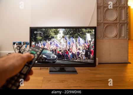 Paris, France - 7 novembre 2020 : des militants de Trump protestant, comme on les a vu sur la télévision du salon, sur un parquet, avec les dernières nouvelles selon lesquelles le candidat démocrate à la présidence Joe Biden aurait apparemment gagné l'élection Banque D'Images