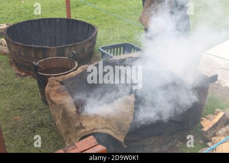 Un fumeur se prépare à faire des smokies d'Arbroath à Arbroath, Angus, en Écosse Banque D'Images