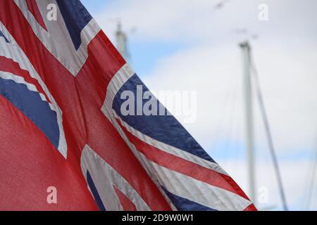 Un panneau rouge ou un plumeau rouge volant sur la poupe de Reaper un ancien voilier dans le port d'Arbroath, en Écosse Banque D'Images