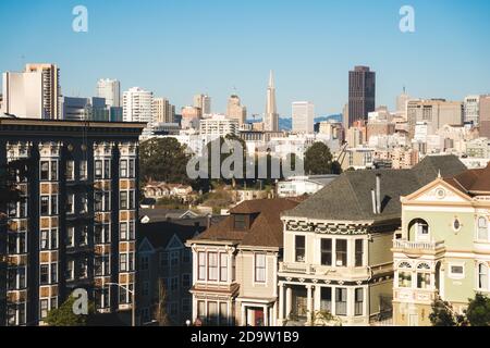 San Francisco, Californie, États-Unis - 15 2019 MARS : vue de San Francisco depuis Alamo Square Park, par une journée ensoleillée avec un ciel bleu Banque D'Images