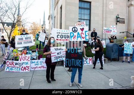 Lewisburg, États-Unis. 07th nov. 2020. Des dizaines de personnes se sont rassemblées près du bureau de poste de Lewisburg, en Pennsylvanie, pour célébrer l'élection de Joe Biden à la présidence des États-Unis le 7 novembre 2020. (Photo de Paul Weaver/Sipa USA) crédit: SIPA USA/Alay Live News Banque D'Images