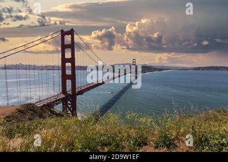 Golden Gate National Recreation Area vue au coucher du soleil sur la colline vers le Golden Gate Bridge et San Francisco. Banque D'Images