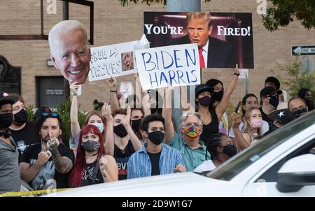 Austin, Texas, États-Unis. 07th nov. 2020. Les groupes célébrant la victoire électorale de Joe Biden affrontent des partisans de Trump au Texas Capitol, où la police d'Austin et les troopers du Texas ont essayé de garder les deux à l'écart. La protestation a été de quelques centaines après que Biden a été déclaré vainqueur pour le président des États-Unis le 7 novembre 2020. Credit: Bob Daemmrich/Alamy Live News Credit: Bob Daemmrich/Alamy Live News Banque D'Images