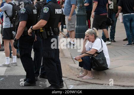 Austin, Texas, États-Unis. 07th nov. 2020. Une femme est assise sur le trottoir au Capitole du Texas pendant que les groupes célébrant la victoire électorale de Joe Biden affrontent des partisans de Trump au Capitole du Texas. La police d'Austin et les troopers du Texas ont essayé de garder les deux groupes séparés. La protestation a été de quelques centaines après que Biden a été déclaré vainqueur pour le président des États-Unis le 7 novembre 2020. Credit: Bob Daemmrich/Alamy Live News Credit: Bob Daemmrich/Alamy Live News Banque D'Images