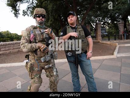 Austin, Texas, États-Unis. 07th nov. 2020. Les membres du Texas General Milice of minute Men se trouvent devant le Texas Capitol alors que des groupes célébrant la victoire électorale de Joe Biden s'opposent aux partisans de Trump au Texas Capitol tandis que la police d'Austin et les troopers du Texas ont tenté de maintenir les deux groupes à part. La manifestation a dénombrés quelques centaines de personnes après que Biden ait été déclaré vainqueur pour le poste de président des États-Unis le 7 novembre 2020. Crédit : Bob Daemmrich/Alay Live News Banque D'Images