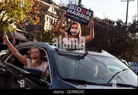 Une procession constante de voitures passe devant la maison d'enfance de Joe Biden à Scranton.Joe Biden est né et a grandi à Scranton, il a visité lundi sa maison d'enfance et a laissé un message sur le mur de la chambre familiale. Les partisans sont venus chez eux sur North Washington Street à Scranton après que Biden ait remporté les élections, un flux constant de voitures en train de sonner, de acclamations et de danser à l'extérieur de sa maison. Banque D'Images