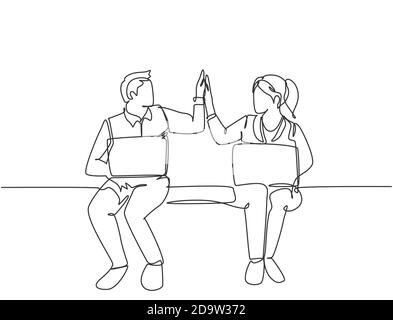 Un dessin de ligne de jeune heureux couple homme d'affaires et femme d'affaires ouvrant leur ordinateur portable et donnant cinq gestes élevés. Concept de travail d'équipe. Illustration de Vecteur