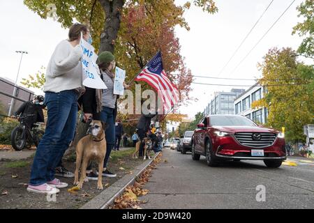 Seattle, Washington, États-Unis. 7 novembre 2020. Les fêtards dansent et fêtent la fresque à la Black Lives Matter dans le quartier de Capitol Hill à Seattle alors que Joe Biden devrait remporter l'élection présidentielle de 2020. Crédit : Paul Christian Gordon/Alay Live News Banque D'Images