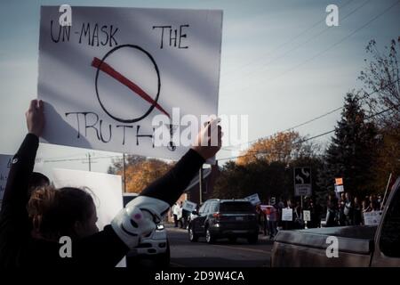 Aylmer, Canada - 7 novembre 2020. Ignorer les ordonnances d'urgence provinciales et les responsables locaux de la santé publique avertissent de ne pas tenir la manifestation. Banque D'Images