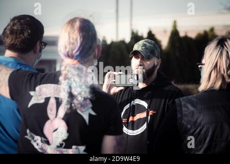 Aylmer, Canada - 7 novembre 2020. Ignorer les ordonnances d'urgence provinciales et les responsables locaux de la santé publique avertissent de ne pas tenir la manifestation. Banque D'Images