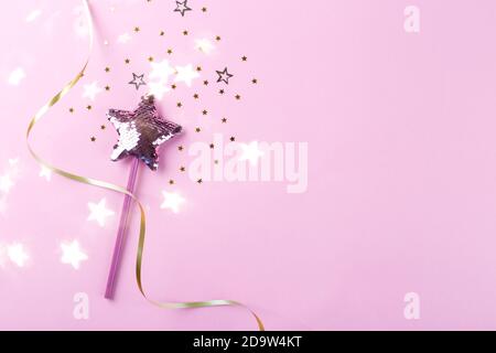 Magic wand mousseux assistant étoile sur fond rose, copie espace close up Banque D'Images