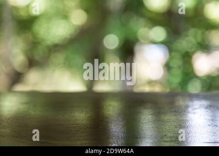 Plateau de table en bois avec un arrière-plan de nature grécentenaire de bokeh flou Banque D'Images