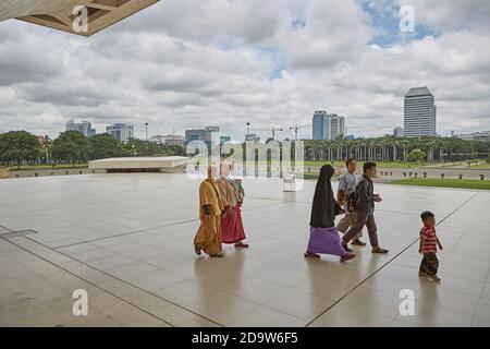 Jakarta, Indonésie, mars 2016. Un groupe de personnes marche sur la plate-forme de l'obélisque commémorant l'indépendance indonésienne des pays-Bas Banque D'Images