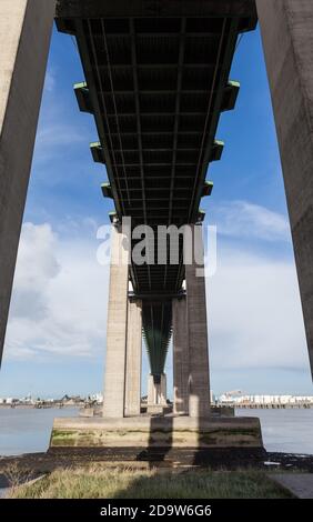 Sous le pont de Dartford, Royaume-Uni. Banque D'Images