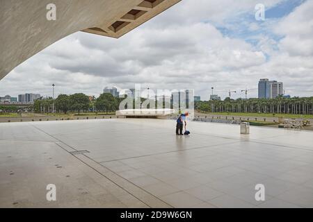 Jakarta, Indonésie, mars 2016. Un travailleur nettoie la plate-forme de l'obélisque commémorant l'indépendance indonésienne des pays-Bas à Merdeka Squa Banque D'Images