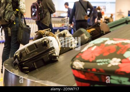 Gros plan du sac à bagages sur le tapis transporteur de l'aéroport pour le ramassage Banque D'Images