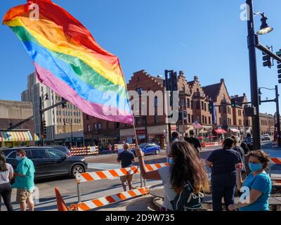 Oak Park, Illinois, États-Unis. 7 novembre 2020. Une foule de célébrations se réunit au coin de Oak Park Avenue et de Lake Street à Scoville Park peu après l'annonce que Joe Biden et Kamala Harris ont remporté suffisamment de votes électoraux pour devenir président et vice-président des États-Unis d'Amérique. Banque D'Images