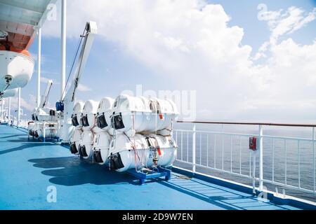 Bateau de croisière pneumatique de sauvetage d'urgence sur le pont Banque D'Images