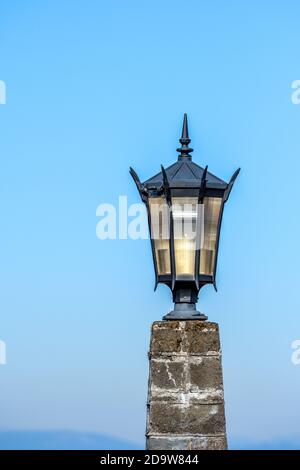 Lumière de rue à l'ancienne sur fond de ciel Banque D'Images