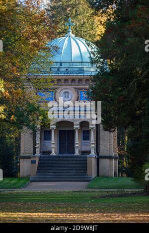 04 novembre 2020, Saxe-Anhalt, Tangerhütte : le mausolée du parc municipal de Tangerhütte. Le parc a été aménagé en 1873 par le propriétaire de l'usine Franz Wagenführ dans le style mixte de l'école Lenné-Meyer. Le parc de la ville est considéré comme l'un des parcs les plus remarquables de son genre en Saxe-Anhalt. Il fait partie de la marque touristique "Garden Dreams - Historical Parks in Saxe-Anhalt". Photo: Klaus-Dietmar Gabbert/dpa-Zentralbild/ZB Banque D'Images