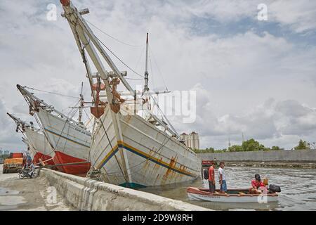 Jakarta, Indonésie, mars 2016. Marins travaillant sur les bateaux traditionnels en bois, le Pinisi, dans le port de Sunda Kelapa. Banque D'Images