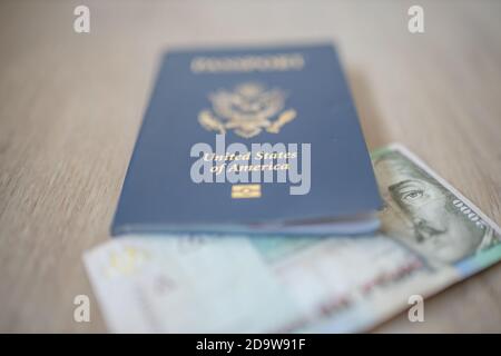 Etats-Unis d'Amérique Passeport avec un 2000 pesos colombiens Facture à l'intérieur Banque D'Images