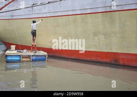 Jakarta, Indonésie, mars 2016. Marins travaillant sur les bateaux traditionnels en bois, le Pinisi, dans le port de Sunda Kelapa. Banque D'Images