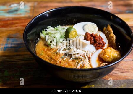 Service de Nyonya Laksa, soupe populaire épicée de nouilles en Malaisie Banque D'Images